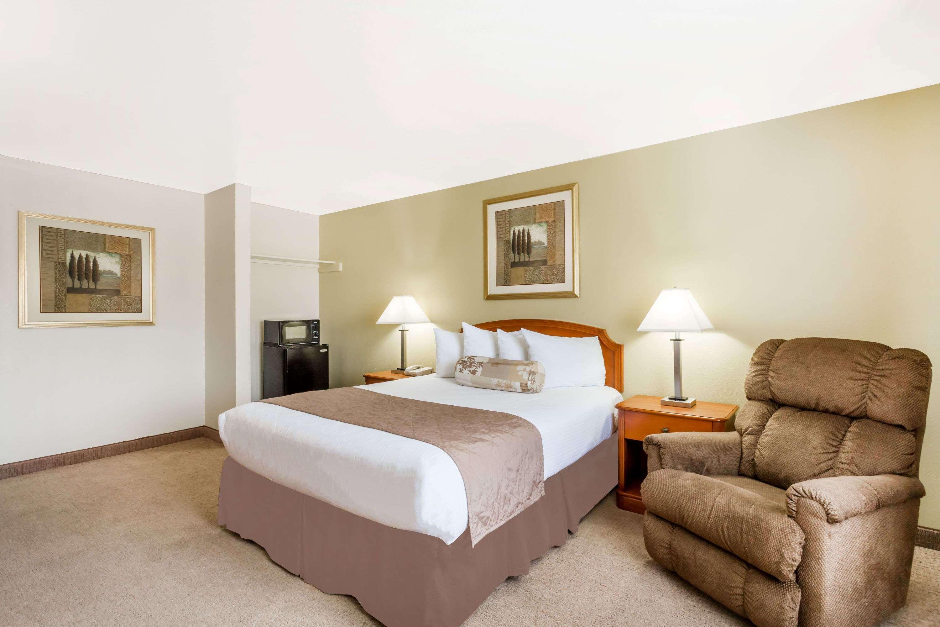 מלון Ramada By Wyndham אלי מראה חיצוני תמונה