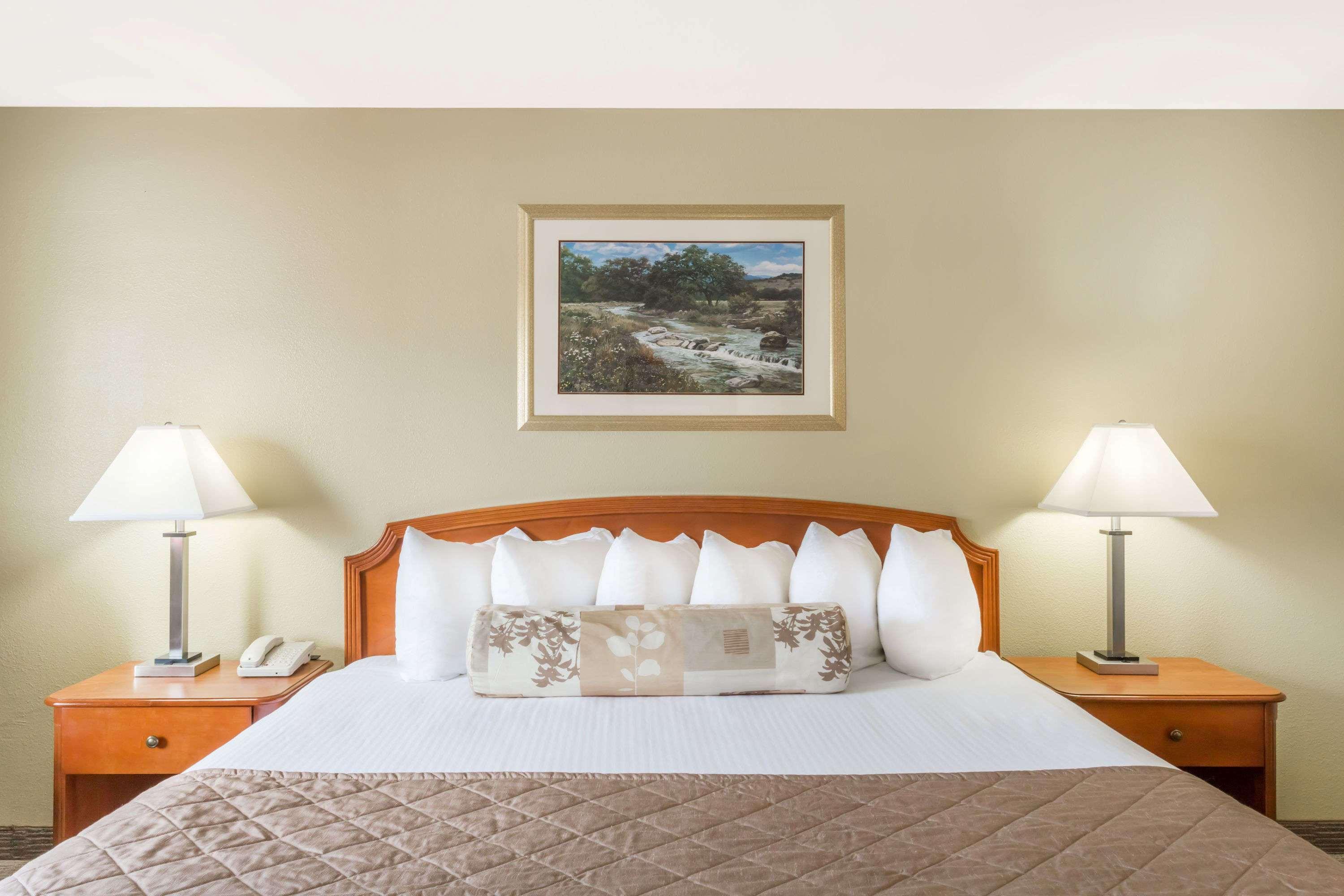 מלון Ramada By Wyndham אלי מראה חיצוני תמונה